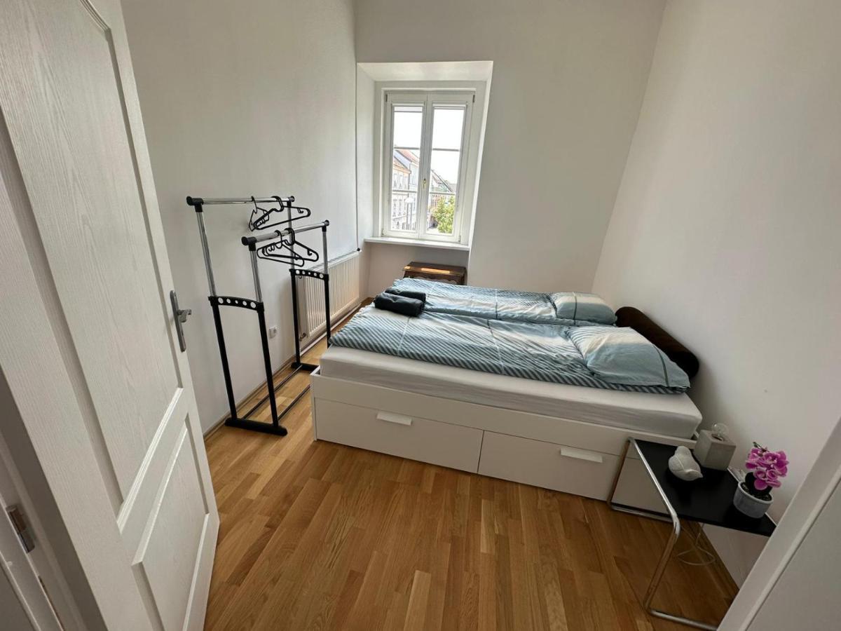 Central Plaza Great Apartment 4 Bedroom 3 Bathroom Bruckneudorf Exterior foto